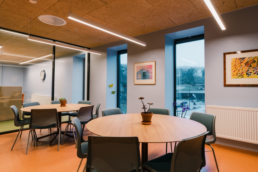 Stoler rundt bord i kantine