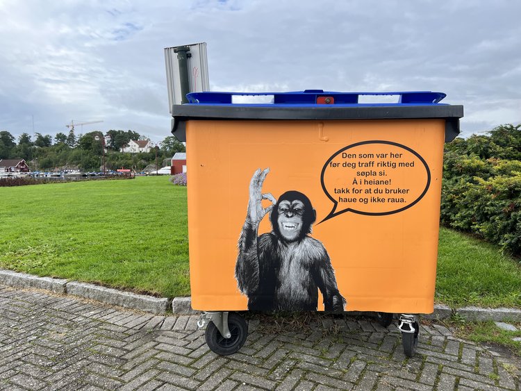 Fargerik søppelkasse med Julius på