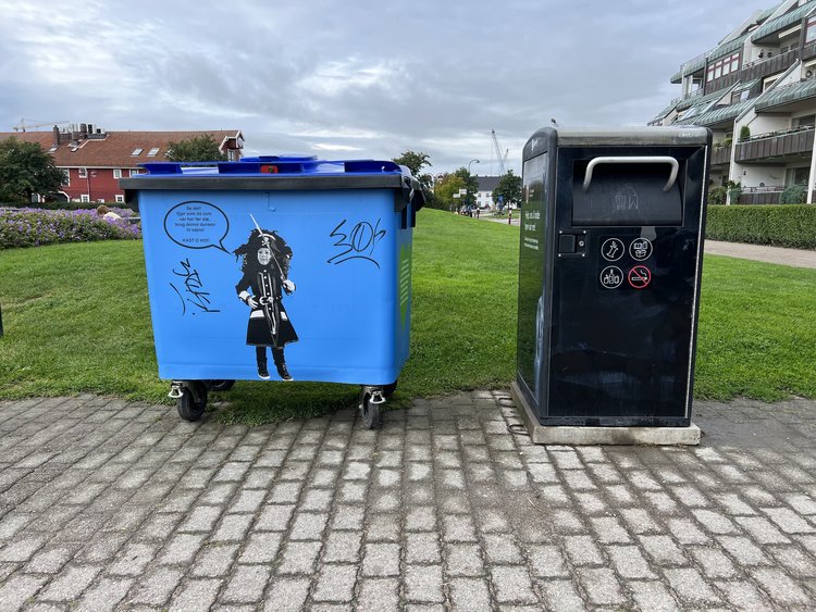 Fargerik søppelkasse med Kaptein Sabeltannpå