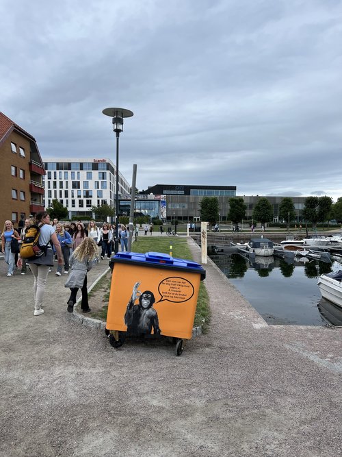Fargerik søppelkasse langs Strandpromenaden.