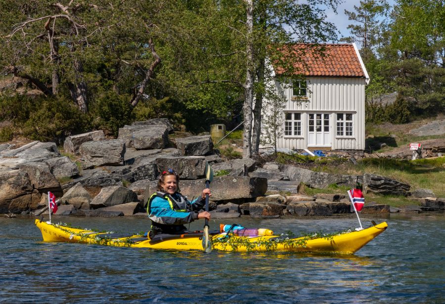 Kajakkpadler med norske flagg.