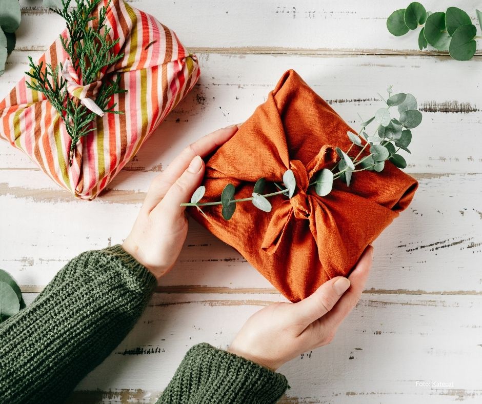 gave pakket i stoff. Foto: Katecat, Canva.