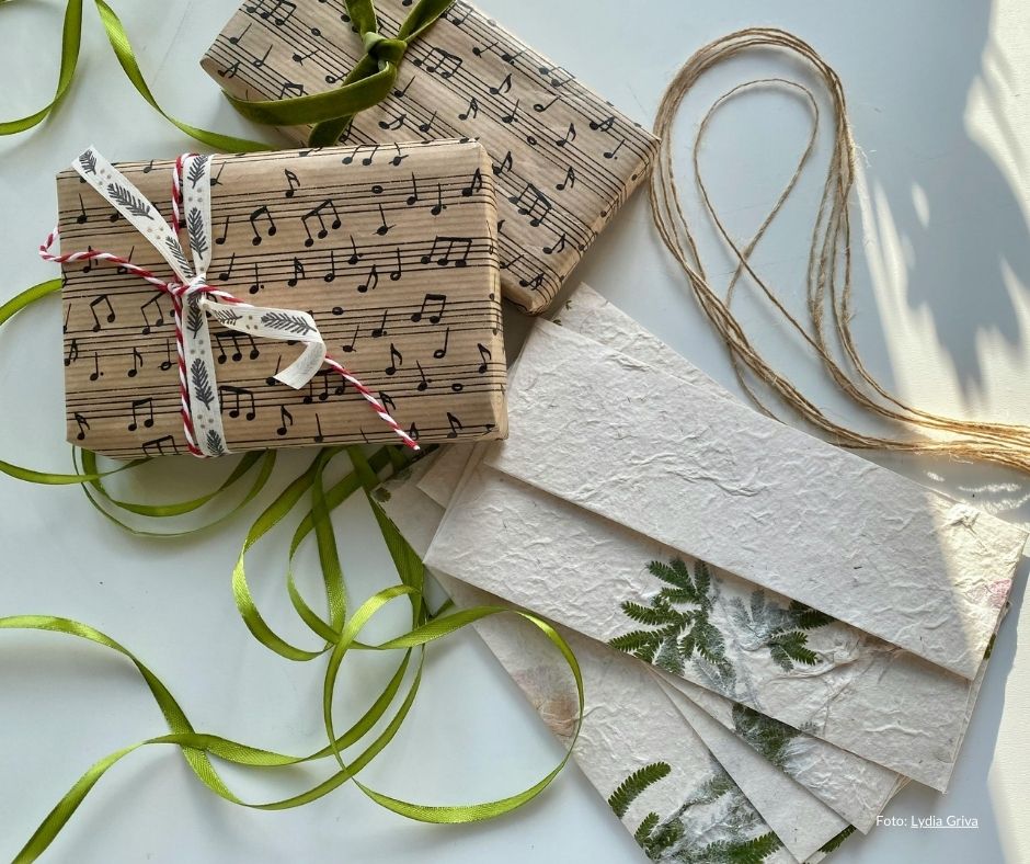 Bruk gamle noteark, boksider eller avissider. (Foto: Lydia Griva, Canva) 