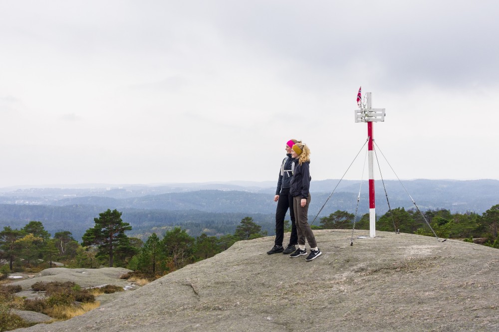 To barn ved stolpe på fjelltopp