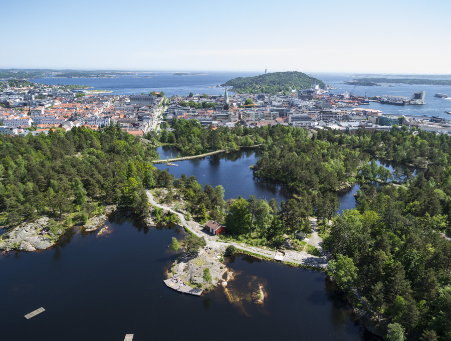 Flyfoto Baneheia og Kristiansand sett mot havet