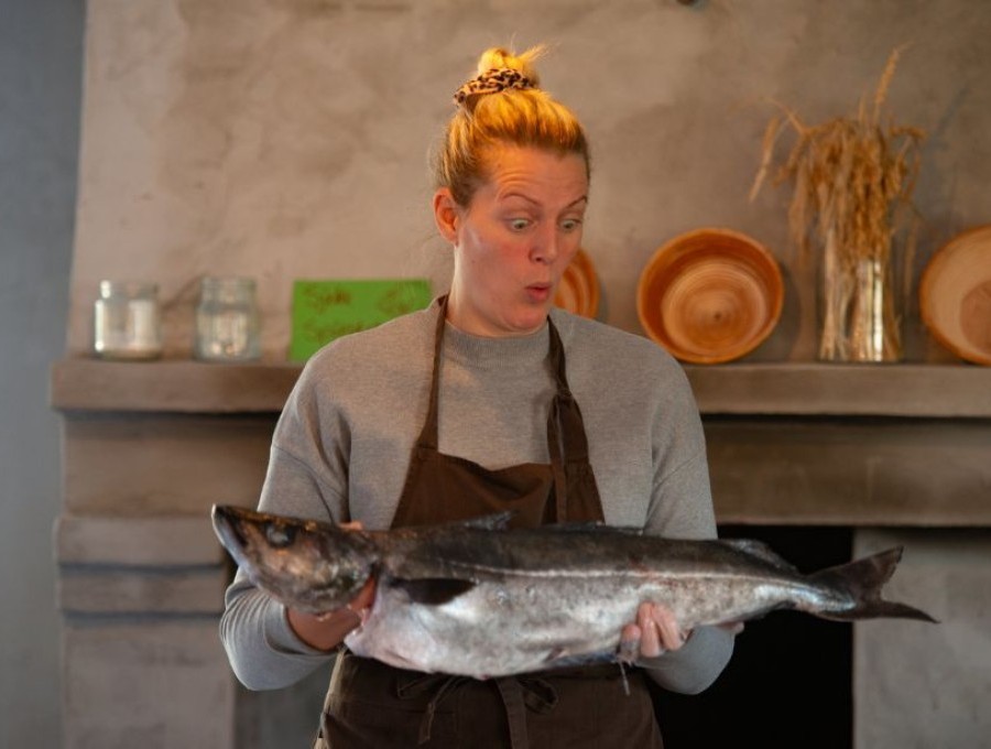 Ingrid Dovland underviser entusiastisk om fisk.