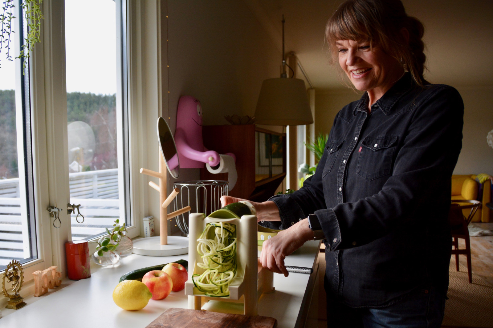 Kvinne bruker sprialkutter til å lage squash-spagetti