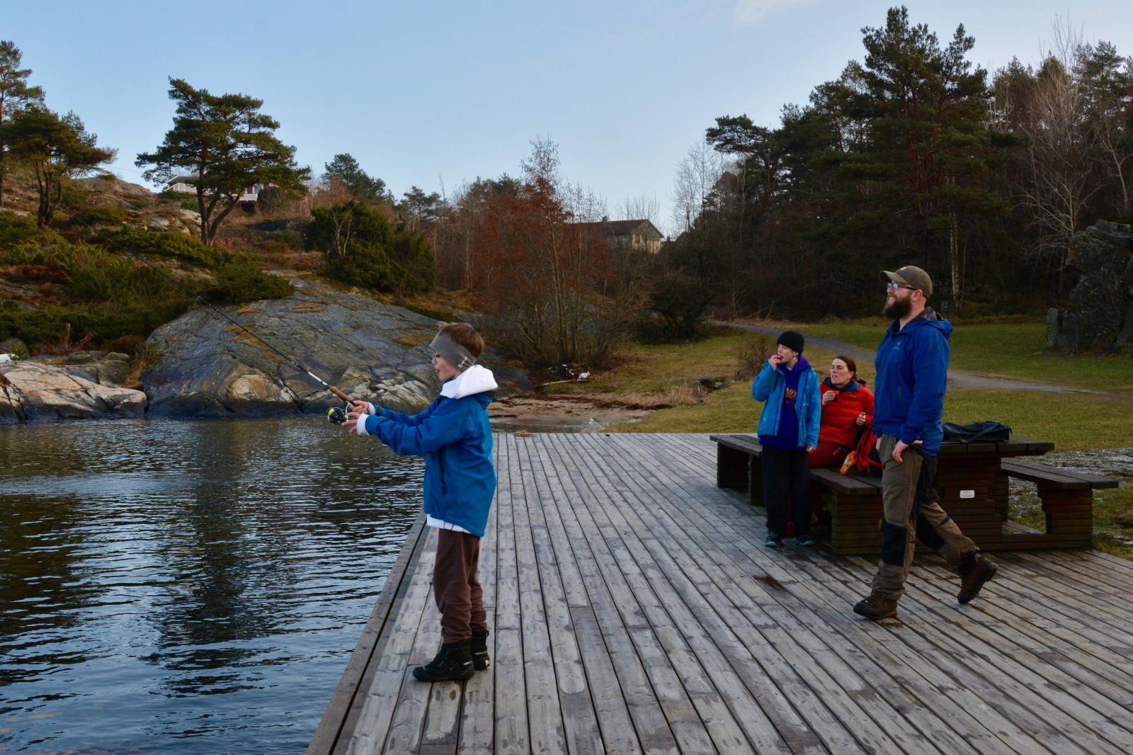 Gutt fisker på bryggekanten