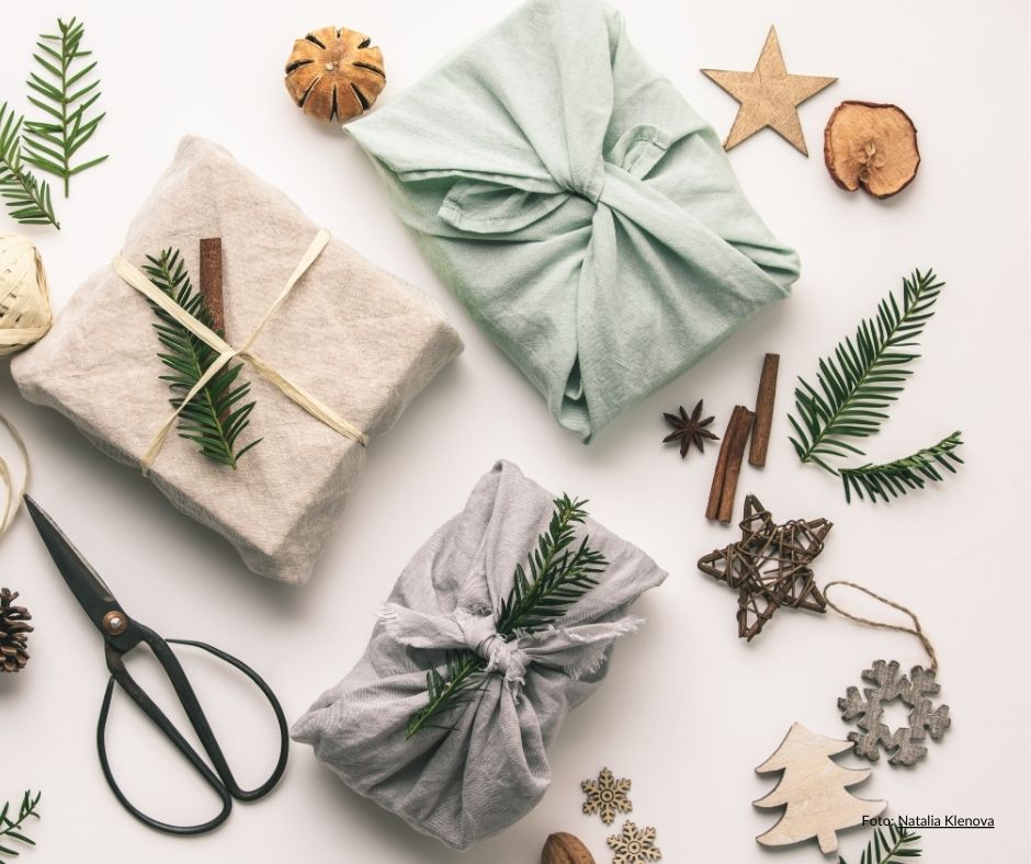 Gaver pakket inn i stoff og pyntet med granbar. Foto: Canva Natalia Klenova