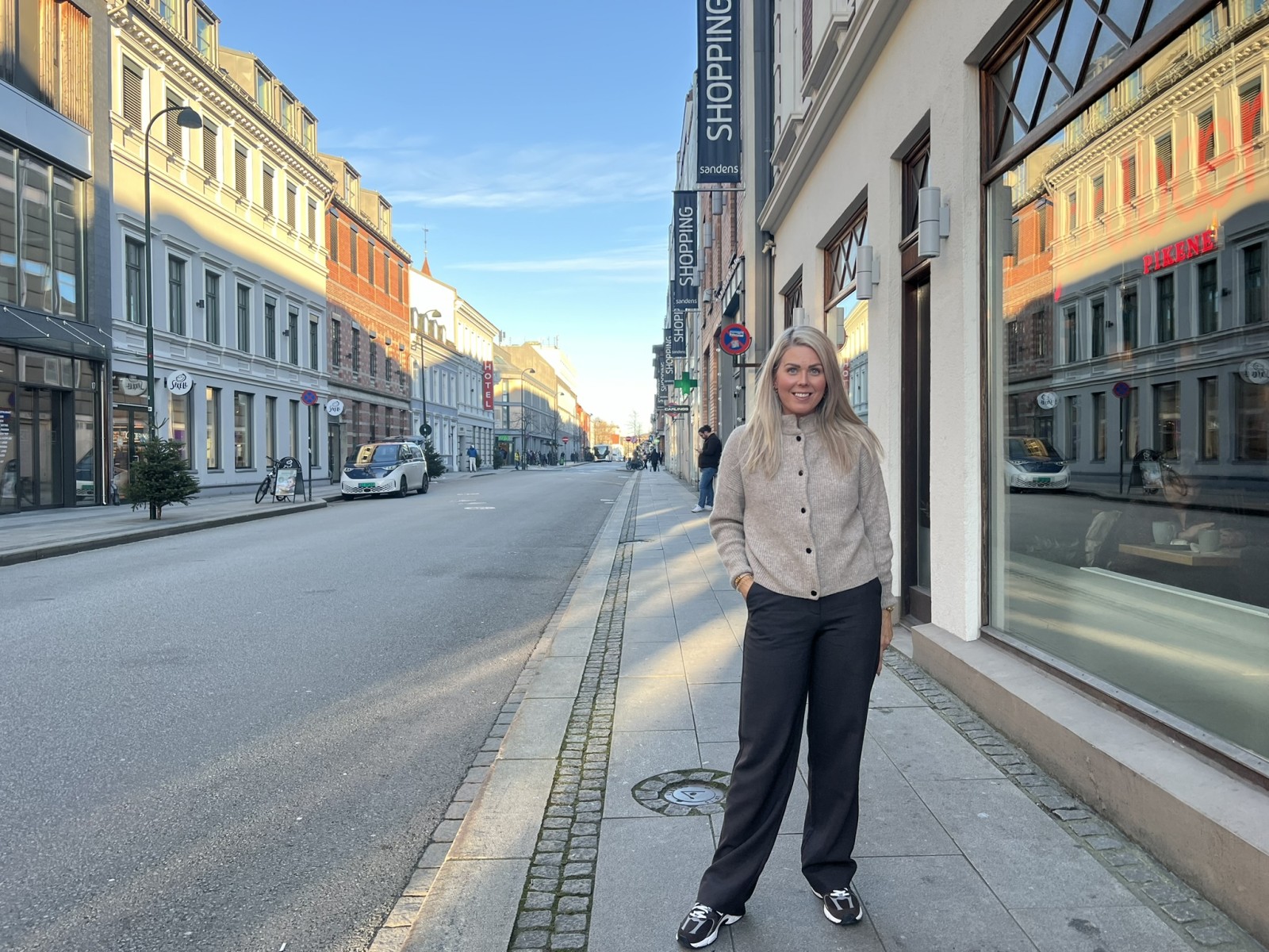 Gorine forum i gata fremfor Sandens kjøpesenter