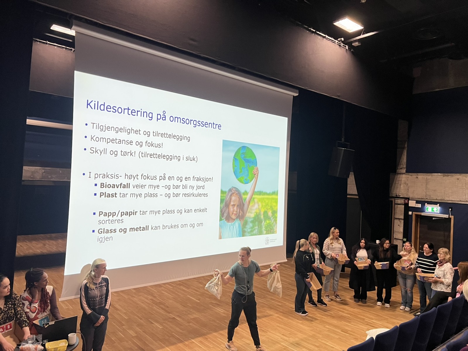 Anne Line fremfor presentasjonen
