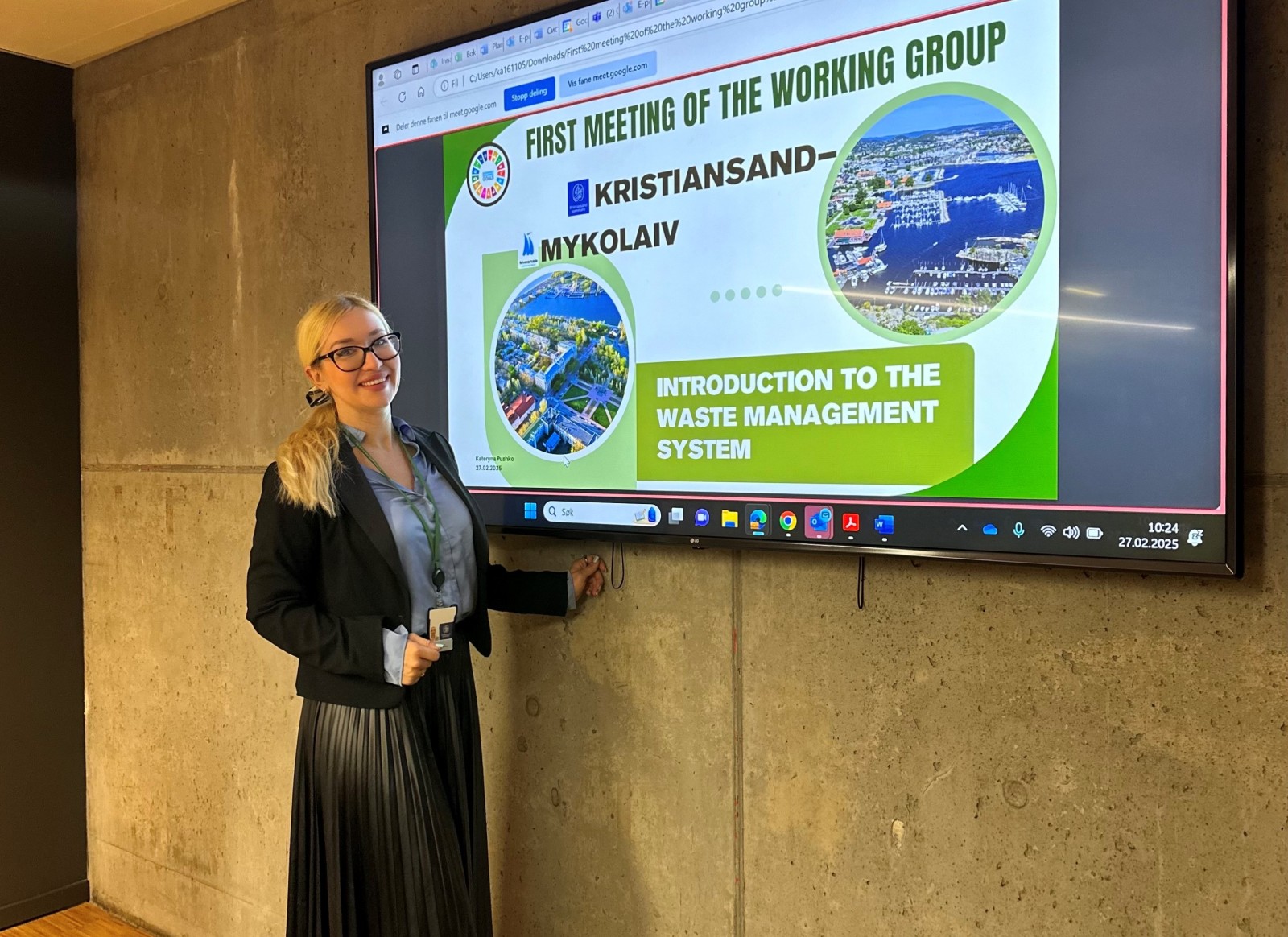Kateryna fremfor presentasjon på storskjerm