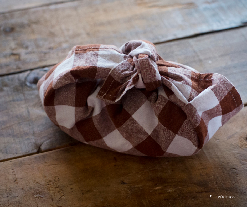 Gave pakket inn i kjøkkenhåndle. Foto:Aflo Images, Canva.