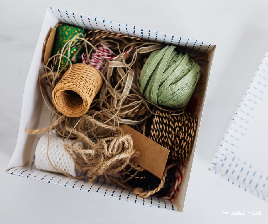 Eske med forskjellige bånd. Foto: Karola G fra Pexels.
