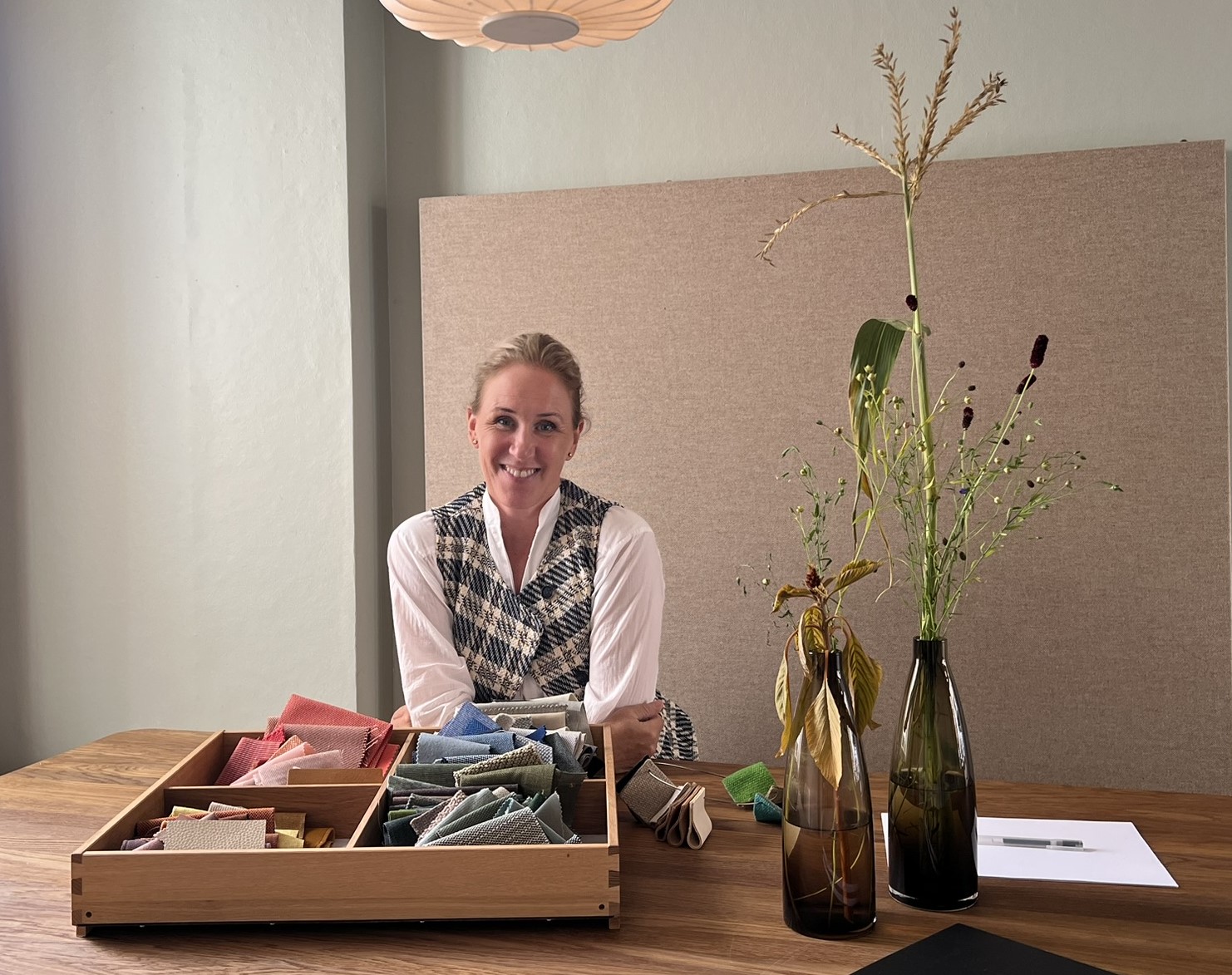 Bjerke sammen med stoffprøver