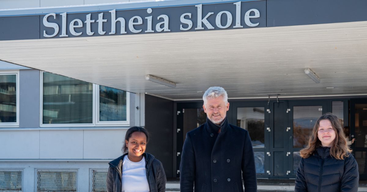 Stående foran Slettheia skole.