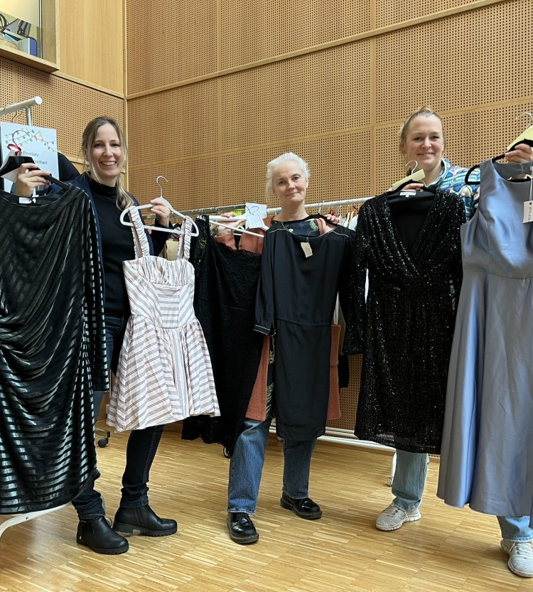 Tre damer viser fram kjoler.