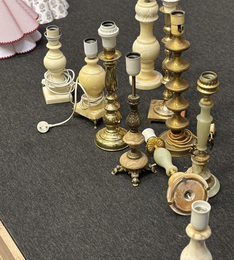 Gamle lamper på rekke og rad 