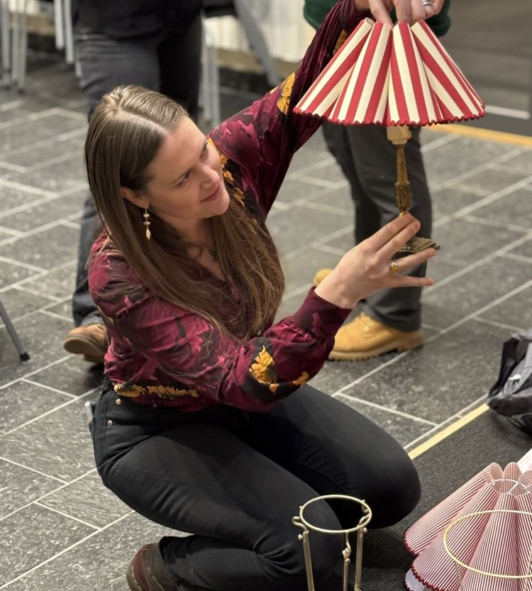 Kvinne prøver lampeskjerm på gammel lampefot