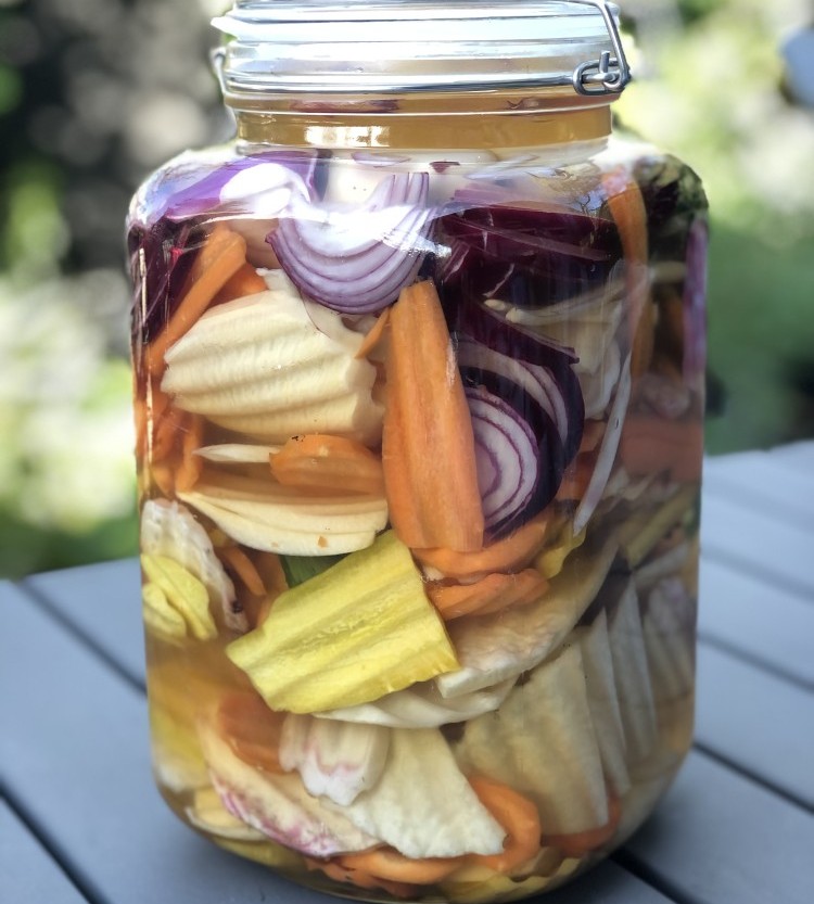 Sylta grønnsaker på glass. 